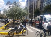 La vía permaneció cerrada por casi dos horas. Los ciclistas mostraron su malestar por la invasión de vía.