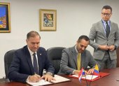 Documento. La firma fue dada por los máximos diplomáticos de Ecuador y Paraguay.