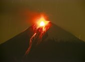 Imagen de archivo de la actividad eruptiva del volcán Sangay.