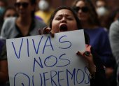 Mujeres protestan a las afueras de la Fiscalía de Pichincha tras la desaparición de la abogada María Belén Bernal en la Escuela Superior de Policía, hoy en Quito (Ecuador).