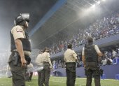 Los policías asignados para el Clásico se vieron superados por los aficionados y por consecuencia no pudieron garantizar el normal desempeño del partido.