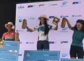 Vivar con el título de la competencia ciclística en Guayaquil.