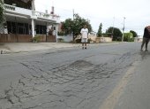 Calle H. Una de las calles más afectadas por hundimientos es la H, entre la avenida Guayaquil y Jaime Roldós, donde es evidente el deterioro del asfalto.