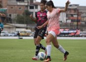 Danna Pacheco (i) y Ámbar Torres durante la primera final de la Superliga femenina que se disputó en el estadio de Sangolquí