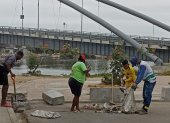 En el sector de la Nueva Ciudad de la isla Trinitaria, los habitantes salieron con escobas y otros utensilios para la limpieza del área.