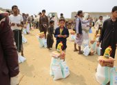 Imagen de archivo de personas que recogen ayuda alimentaria en la provincia norteña de Saada, Yemen. EFE/EPA/YAHYA ARHAB