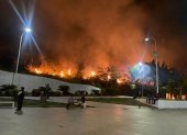 El fuego alertó a los moradores que observaban con temor el avance de las llamas