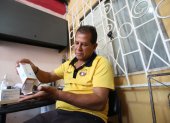 Ramón Espinoza, jubilado, explica cuáles son los medicamentos que necesita ingerir a diario y que no recibe en el IESS.