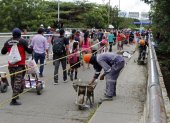 CÚCUTA. Los trabajos de reparación del Puente Internacional Simón Bolívar, en Cúcuta, Norte de Santander (Colombia). El puente internacional Simón Bolívar, que el 26 de octubre será uno de los escenarios de la reapertura total de la frontera de Colombia con Venezuela, es sometido desde este lunes a trabajos de reparación y restauración tras permanecer siete años cerrado al tráfico de vehículos. Los trabajos también incluyen el mejoramiento de la vía de acceso al puente del lado colombiano donde había un hundimiento de la capa asfáltica y grietas. EFE/ Mario Caicedo