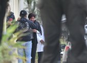 La madre de María Belén Bernal, en los exteriores de la morgue de la Policía Nacional.