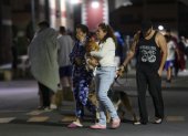 Personas permanecen en las calles después de registrarse un terremoto la madrugada de este jueves en la Ciudad de México (México).