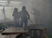 Tareas. Miembros del Cuerpo de Bomberos acudieron a atender una emergencia en el centro de Quito.