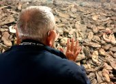 Auschwitz. Arie Pinsker, superviviente, observa la galería acristalada del museo donde hay una montaña de zapatos que pertenecieron a las víctimas del campo que van a ser conservados en el museo.