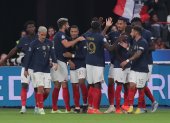 Los futbolistas de Francia celebraron los goles del triunfo contra Austria.