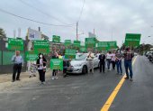Los residentes de Los Ceibos acompañaron con pancartas la protesta.