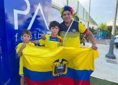 Darwin Bermeo, junto a sus hijos Gabriel y Elías llegaron desde Noruega para ver el partido en Murcia.