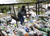 Salvador Salas estiba botellas llenas de plástico reciclable, el 9 de septiembre de 2022, en Ciudad de Panamá (Panamá). Bienvenido Velasco /EFE