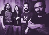 La banda está conformada por Santiago Romero (voz), Mauricio Vega (bajo), Juan Pablo Flores (guitarra) y Juan David Cevallos (batería).