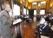 Exposición. Melvin Hoyos resaltó la obra escrita por el historiador Julio Estrada Ycaza, motivo del conversatorio.