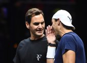 El jugador suizo Roger Federer (L) y el jugador español Rafa Nadal (R) durante una sesión de práctica del equipo de Europa en Londres, Gran Bretaña.