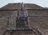 Imagen de archivo de cientos de personas en la zona arqueológica de Teotihuacán (México). EFE/Madla Hartz