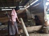 Una herencia familiar. La principal materia prima es la palma toquilla. María Quiñónez aprendió desde niña el arte de confeccionar canastos y petates.