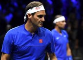 El suizo Roger Federer se despidió de su carrera profesional con derrota ante los estadounidenses Jack Sock y Frances Tiafoe (4-6, 7-6 (2) y 11-9), junto al español Rafael Nadal.