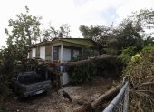 Fotografía de archivo donde se muestra una casa destrozada por el paso del huracán Fiona por el barrio Punta Diamante en Ponce, Puerto Rico.