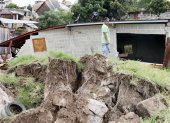 Familias observan los daños dejados por las lluvias, en Tegucigalpa (Honduras).