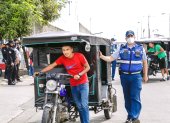 Un agente de tránsito retira de circulación una tricimoto, pero de manera momentánea.