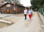 Los habitantes de Sauces 4 caminan por calles dañadas