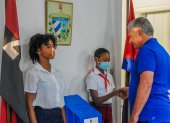 El presidente de Cuba, Miguel Díaz Canel, llega a un centro de votación, este domingo 25 de septiembre.