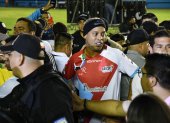 El exfutbolista brasileño Ronaldinho Gaúcho fue registrado este sábado, 24 de septiembre, al saludar, al final de un partido de exhibición en el marco del torneo infantil Sur Cup Internacional, en el Estadio Jocay, en Manta (Ecuador)