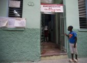 Un niño observa hacia el interior de un colegio electoral durante la votación por el referendo sobre el nuevo código de familia hoy, en La Habana (Cuba).