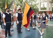 Andrea Álava, abanderada del Liceo Panamericano, realiza la cobijada de la bandera.