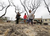 Los vecinos caminan por el piso de tierra cuarteada del parque que tratan de recuperar a través de la autogestión.