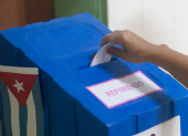 Detalle de la mano de una persona al ejercer su derecho al voto, durante el referendo sobre el nuevo código de familia, en La Habana (Cuba).
