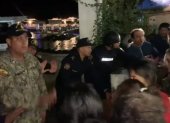 Escenario. Un grupo de personas llegó hasta la capitanía de Puerto Ayora a reclamar por los suyos.