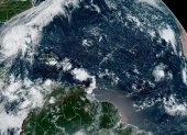 Imagen satelital cedida hoy por la Oficina Nacional de Administración Oceánica y Atmosférica de Estados Unidos (NOAA), a través del Centro Nacional de Huracanes (NHC), en la que se registra la localización del huracán Ian de categoría 3 en la escala Saffir-Simpson a unas millas de la costa de Florida.