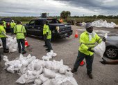 Trabajadores y voluntarios de la ciudad de San Petersburgo están entregando sacos de arena UP a los residentes mientras la ciudad se prepara para el huracán Ian en Lake Maggiore Park en San Petersburgo, Florida,