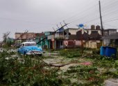 Un automóvil transita entre los escombros dejados por el paso del huracán Ian en Pinar del Río (Cuba).