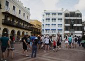 Turistas recorren una plaza del centro histórico el 24 de septiembre de 2022 en Cartagena (Colombia). EFE/Ricardo Maldonado Rozo