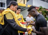 Erick Castillo jugador amarillo firmando autógrafos a varios socios del Barcelona.