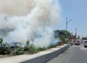 La quema de maleza se dio cerca de la gasolinera del sector.