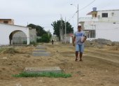 Puertas del Sol 2. La obra del alcantarillado quedó a medias en el barrio, entre baches y montículos de tierra.