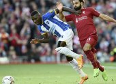 Moisés Caicedo figura del Brigthon de Inglaterra, enfrentando a Mohamed Salah
