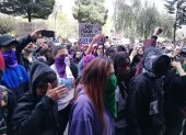 La marcha de mujeres llegó a la Comandancia General del Estado. Han escrito la frase "Vivas nos queremos" en la calzada frente al edificio