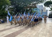 Juventud. Estudiantes de la Academia Naval portaron las banderas celeste y blanco, en honor a Guayaquil.