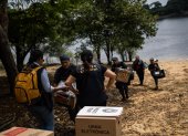 Empleados del Tribunal Regional Electoral llegan hoy a la comunidad Bela Vista do Jaraquí, en el Río Negro, con las máquinas de votación electrónica que servirán a las comunidades ribereñas del Amazonas (Brasil), durante las elecciones de este domingo. Brasil se prepara para una decisiva jornada electoral este domingo 2 de octubre