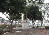 El redondel permanecía descuidado y con mucha basura alrededor del monumento a Pío Jaramillo.